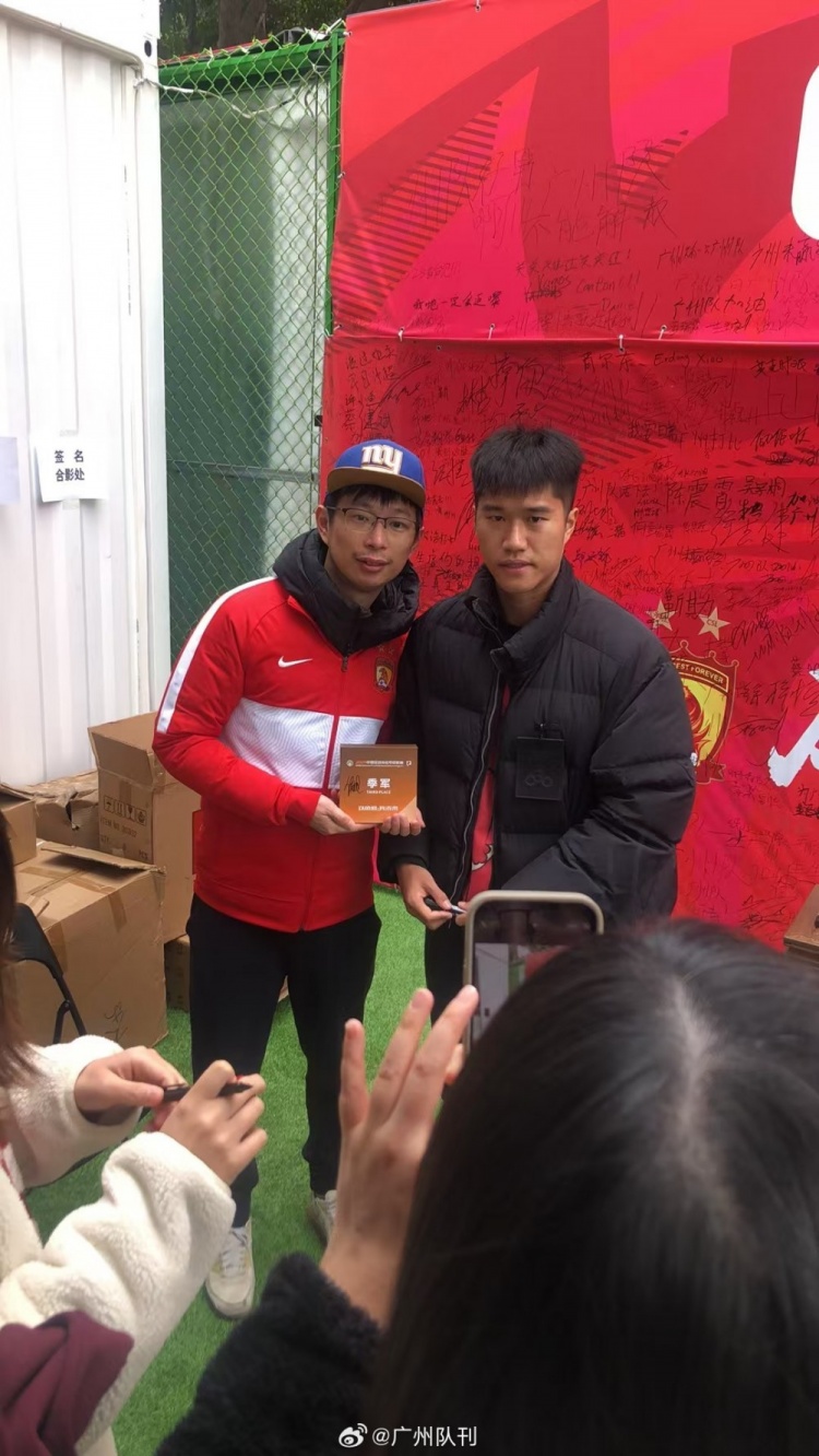 親力親為！廣州隊繼續舉行線(xiàn)下特賣(mài)，隊長(cháng)侯煜到場(chǎng)放出落場(chǎng)球衣
