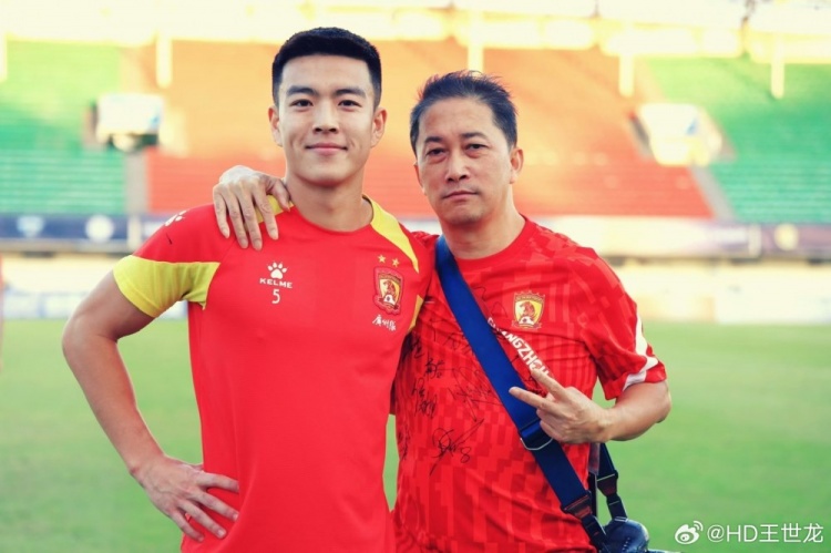 王世龍悼念廣州隊攝影師：每次都帶著(zhù)笑容喊我龍龍，一路走好毛哥
